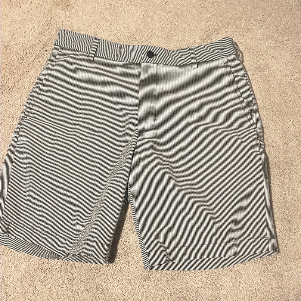 size 32 Walter Hagan men’s grey pinstripe golf shorts